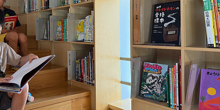 階段に座って読む