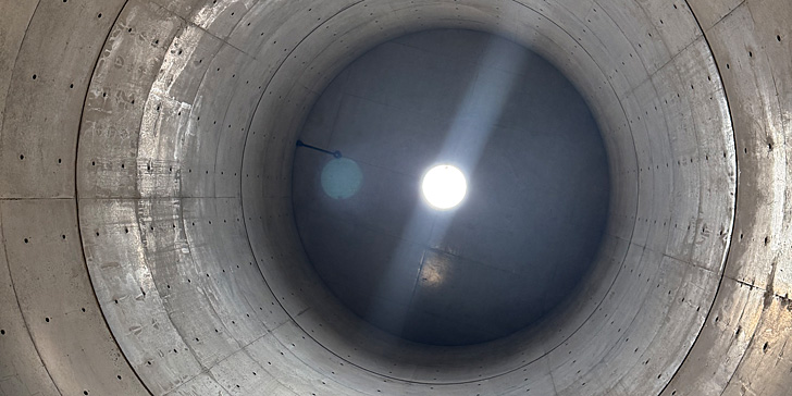 コンクリートに映写